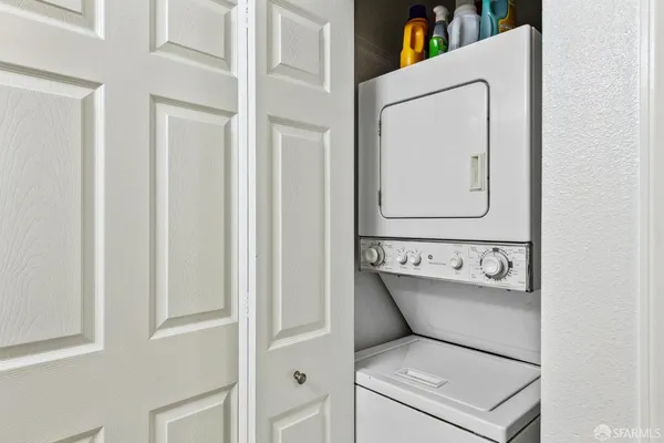 $330,000 | 1121 40th Street, Unit 5405, Emeryville, CA 94608