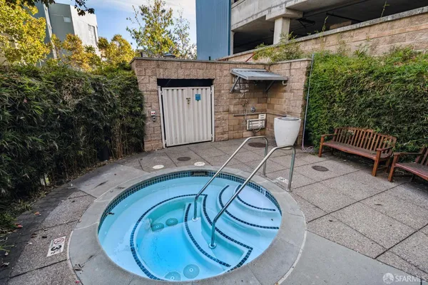 $330,000 | 1121 40th Street, Unit 5405, Emeryville, CA 94608