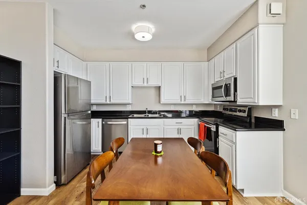 $330,000 | 1121 40th Street, Unit 5405, Emeryville, CA 94608