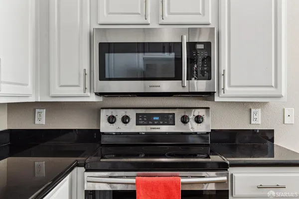 $330,000 | 1121 40th Street, Unit 5405, Emeryville, CA 94608