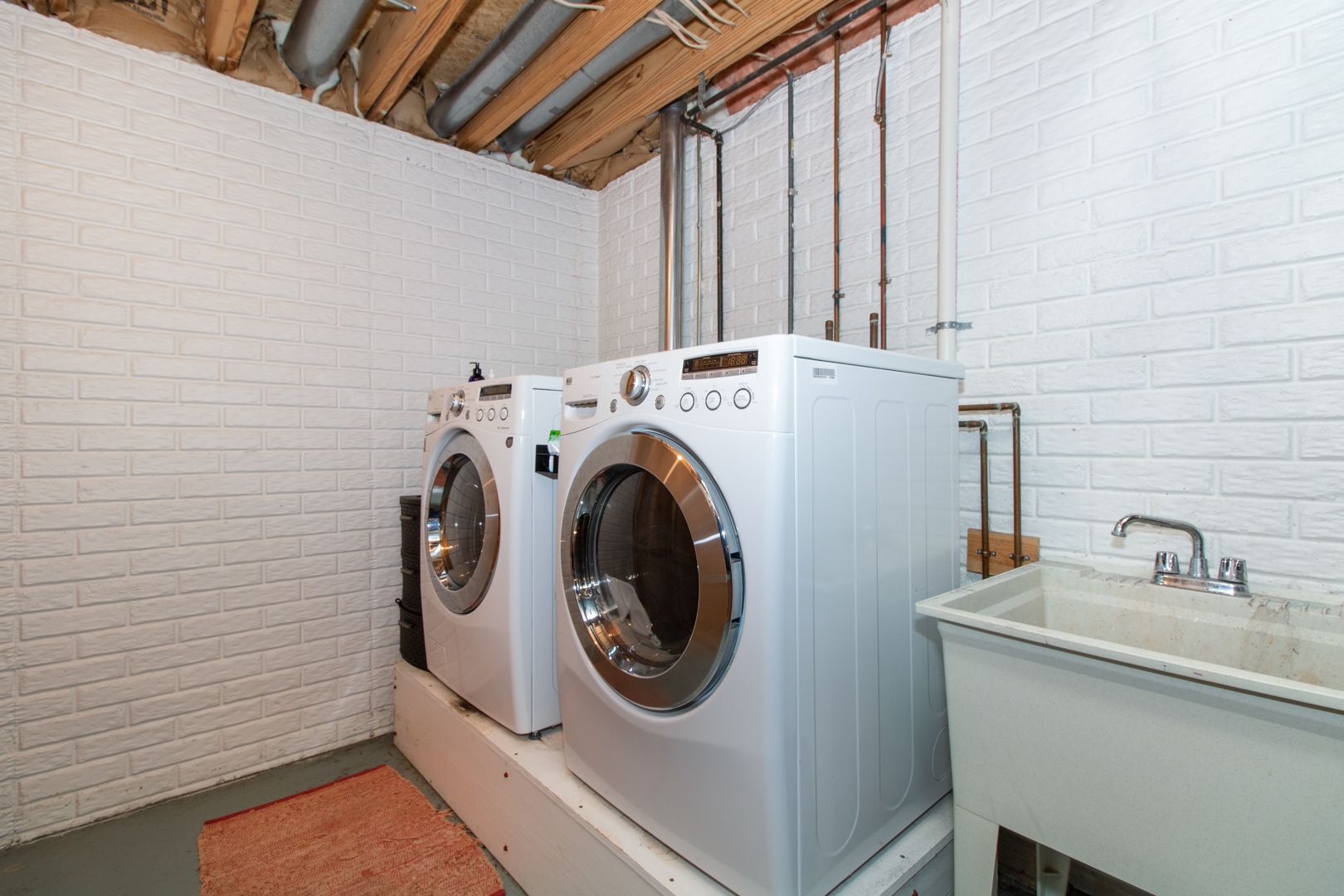 8 Holder Way Bloomington, IL 61704 - Photo 40 of 44 a utility room with dryer and washer