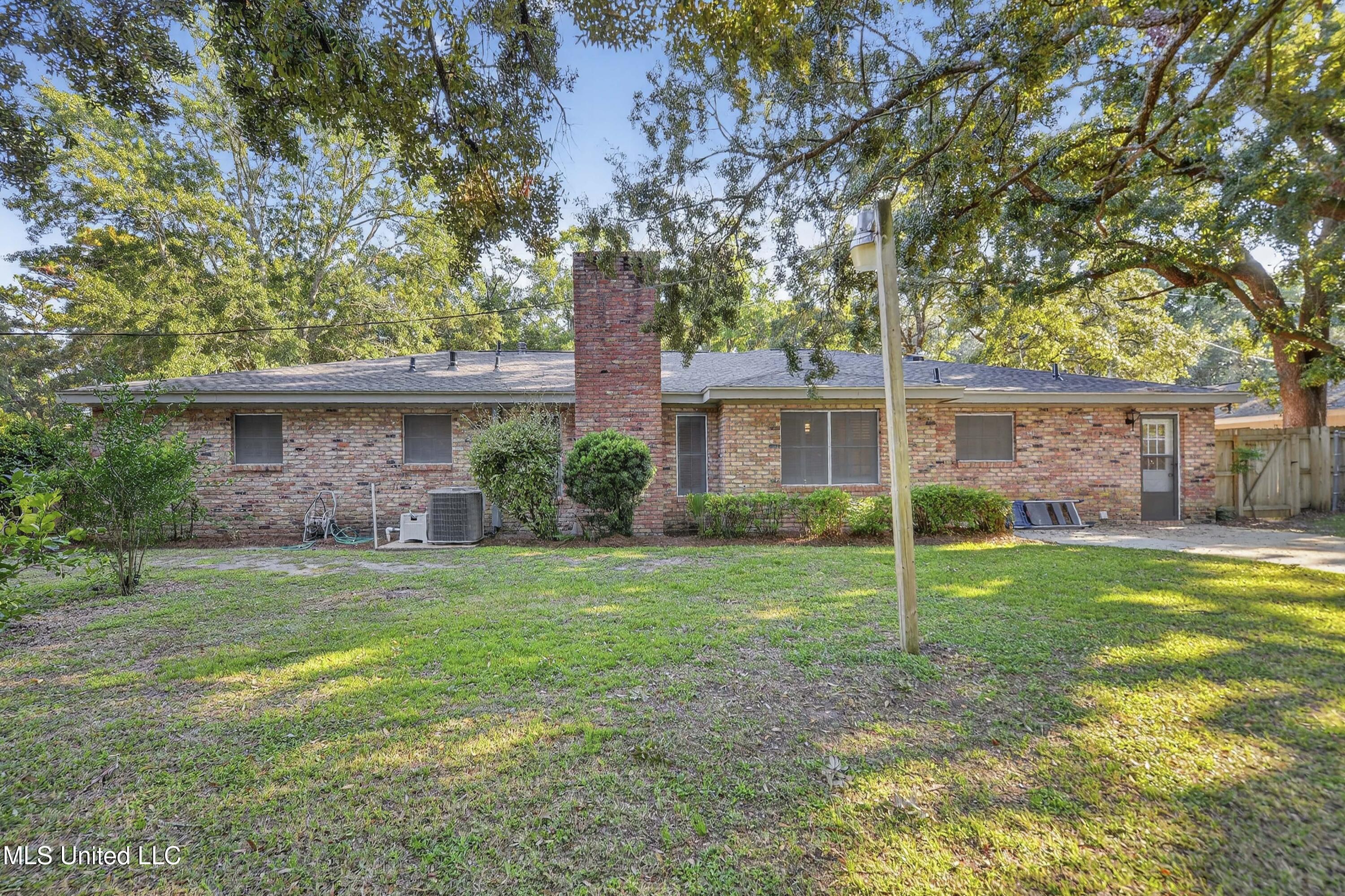 2560 Old Bay Road Biloxi, MS 39531 - Photo 3 of 30 020