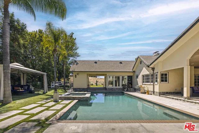 a view of a back yard