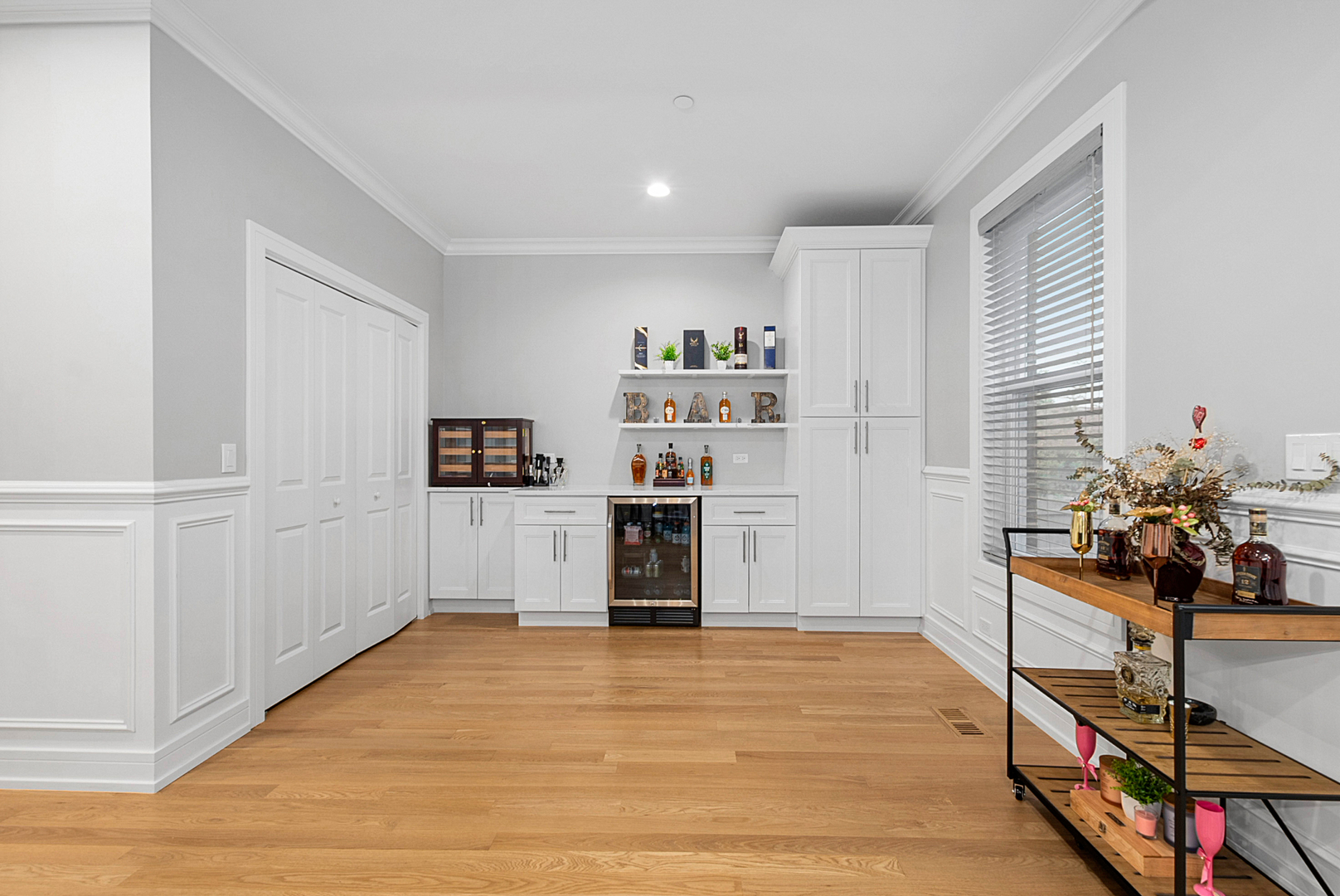 7727 South Roberts Road Bridgeview, IL 60455 - Photo 11 of 36 a view of a living room