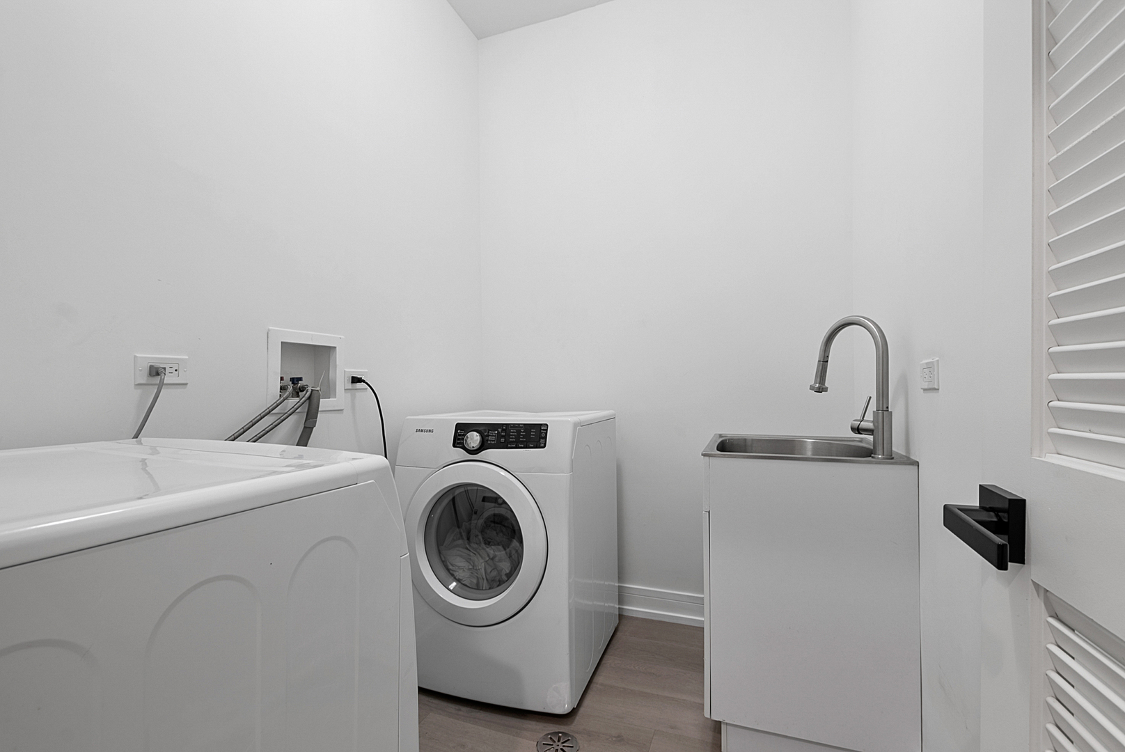7727 South Roberts Road Bridgeview, IL 60455 - Photo 31 of 36 a utility room with dryer and washer