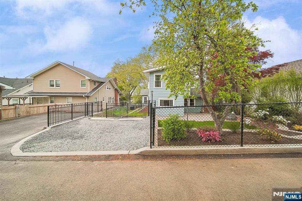 586 Hillside Street Ridgefield, NJ 07657 - Photo 6 of 46