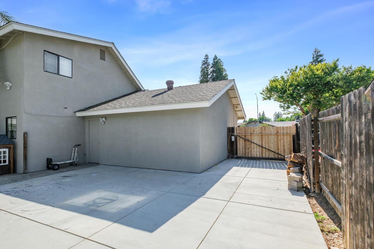 133 Armstrong Avenue Clovis, CA 93611 - Photo 21 of 25 a view of a house with a garage