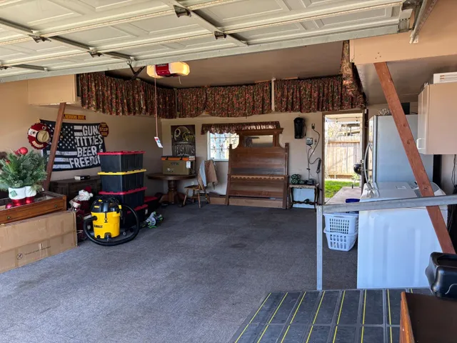 a view of a backyard