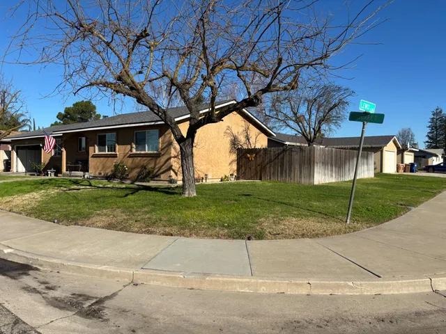 a view of a backyard of the house