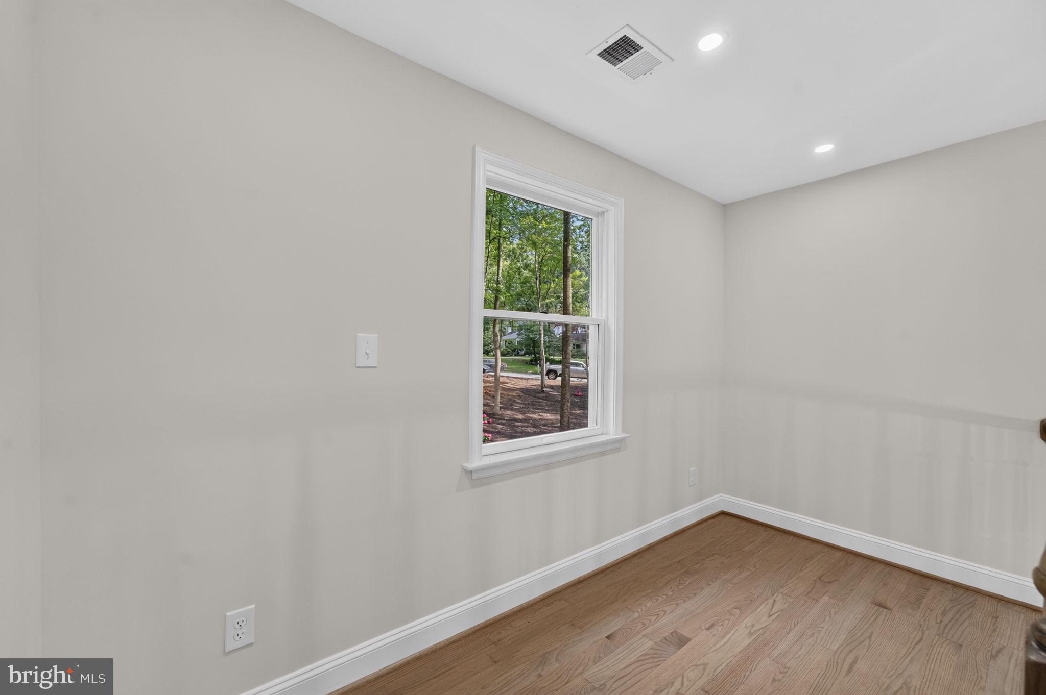 7122 Ivakota Road Clifton, VA 20124 - Photo 34 of 87 Sitting area by second floor staircase landing