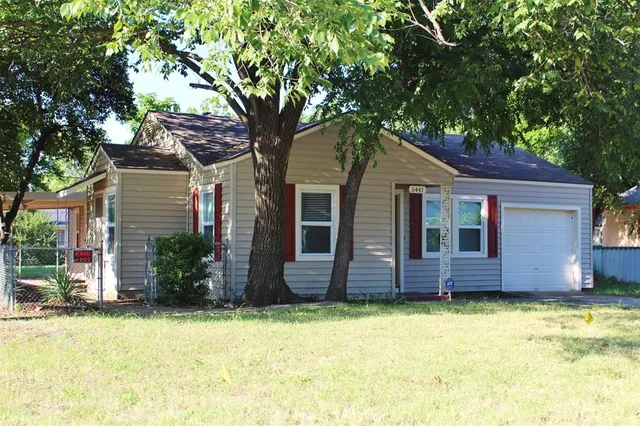 $1,695 | 5441 Thomas Lane, River Oaks, TX 76114