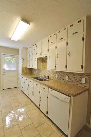 $1,695 | 5441 Thomas Lane, River Oaks, TX 76114