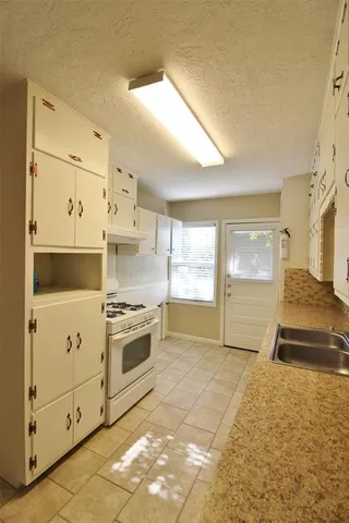 $1,695 | 5441 Thomas Lane, River Oaks, TX 76114