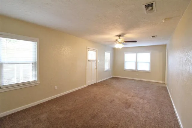 $1,695 | 5441 Thomas Lane, River Oaks, TX 76114