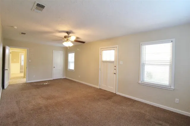 $1,695 | 5441 Thomas Lane, River Oaks, TX 76114