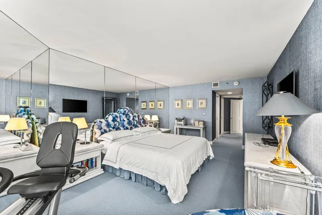 a en suite bathroom with a double vanity sink and mirror