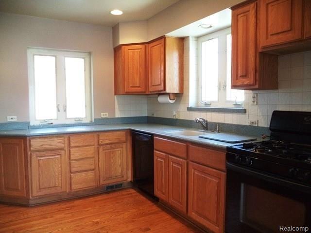 1582 Hawthorne Road Grosse Pointe, MI 48236 - Photo 4 of 36 Hawthorne - 1582 (6).jpg