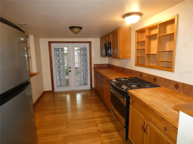 a kitchen that has a sink and a cabinets in it