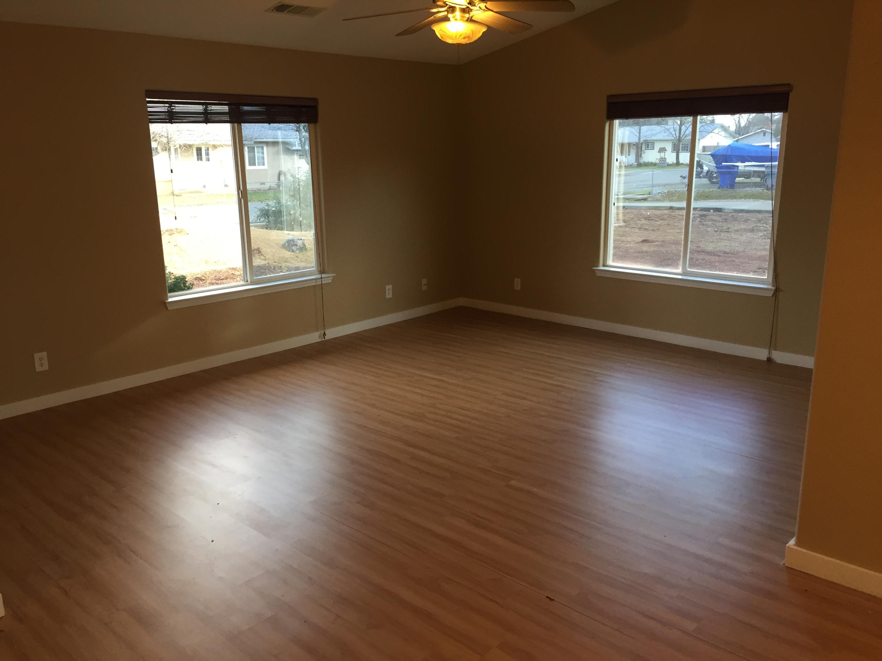 2330 Oxford Road Redding, CA 96002 - Photo 2 of 23 Living room