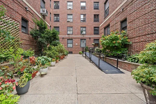 $495,000 | 117 Seaman Avenue, Unit 4C | Inwood
