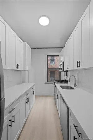 $495,000 | 117 Seaman Avenue, Unit 4C | Inwood