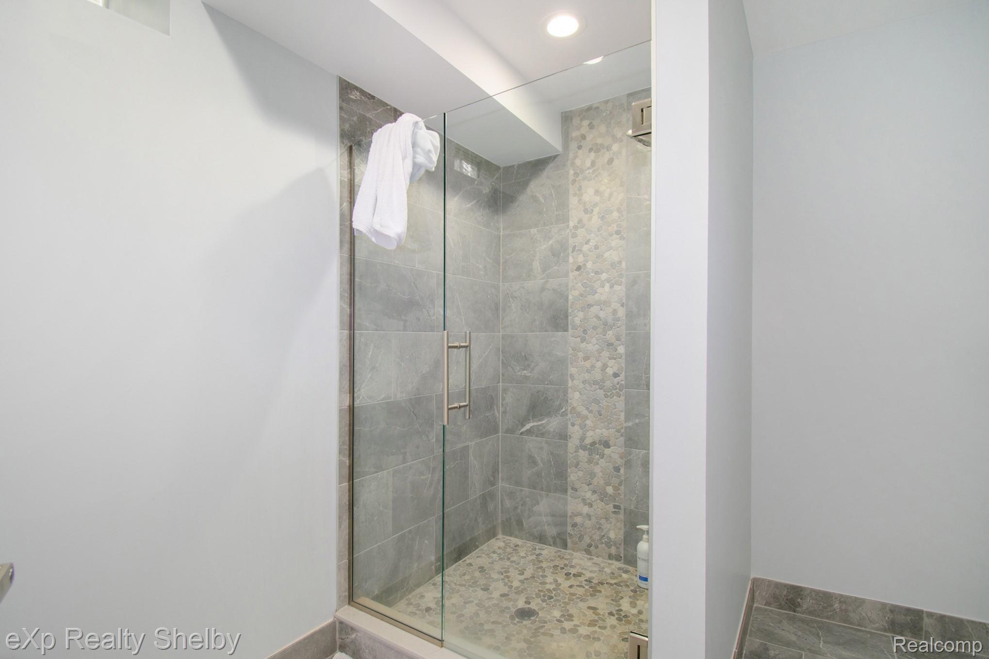 3387 Mildred Avenue Rochester, MI 48309 - Photo 17 of 26 211206 12.00pm Jani 3387 Mildred Ave_32