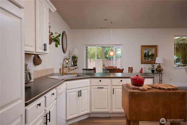 a en suite spacious bathroom with a tub shower and windows