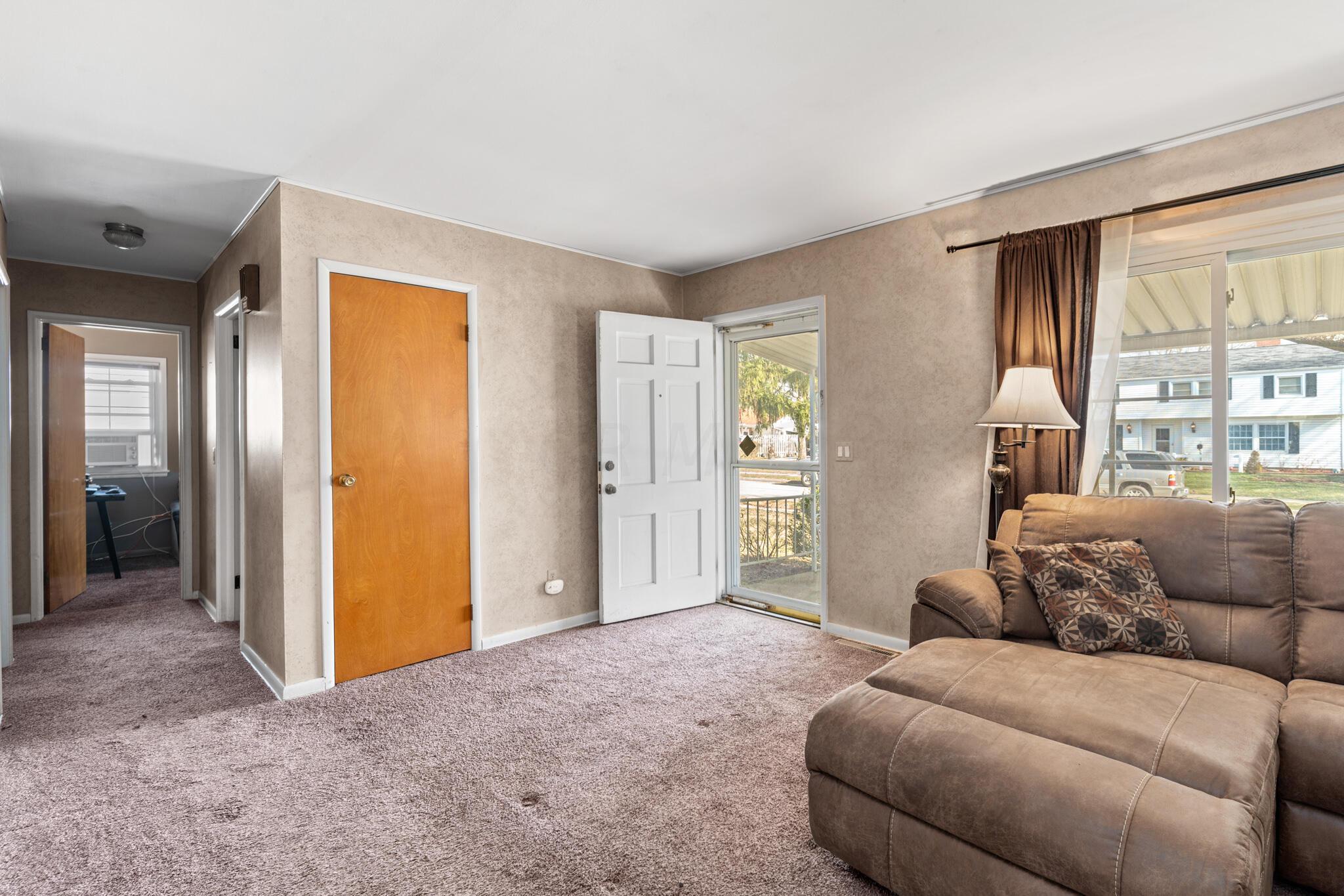 225 Darbyhurst Road Columbus, OH 43228 - Photo 6 of 31 Darbyhurst Zillow Sized-4