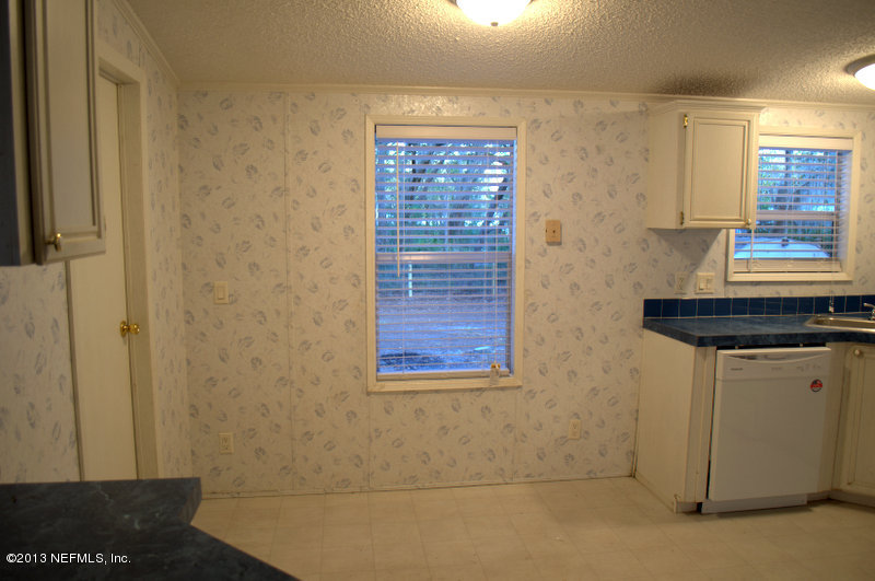 102 Carmichael Road Interlachen, FL 32148 - Photo 8 of 32 Eat-in Kitchen