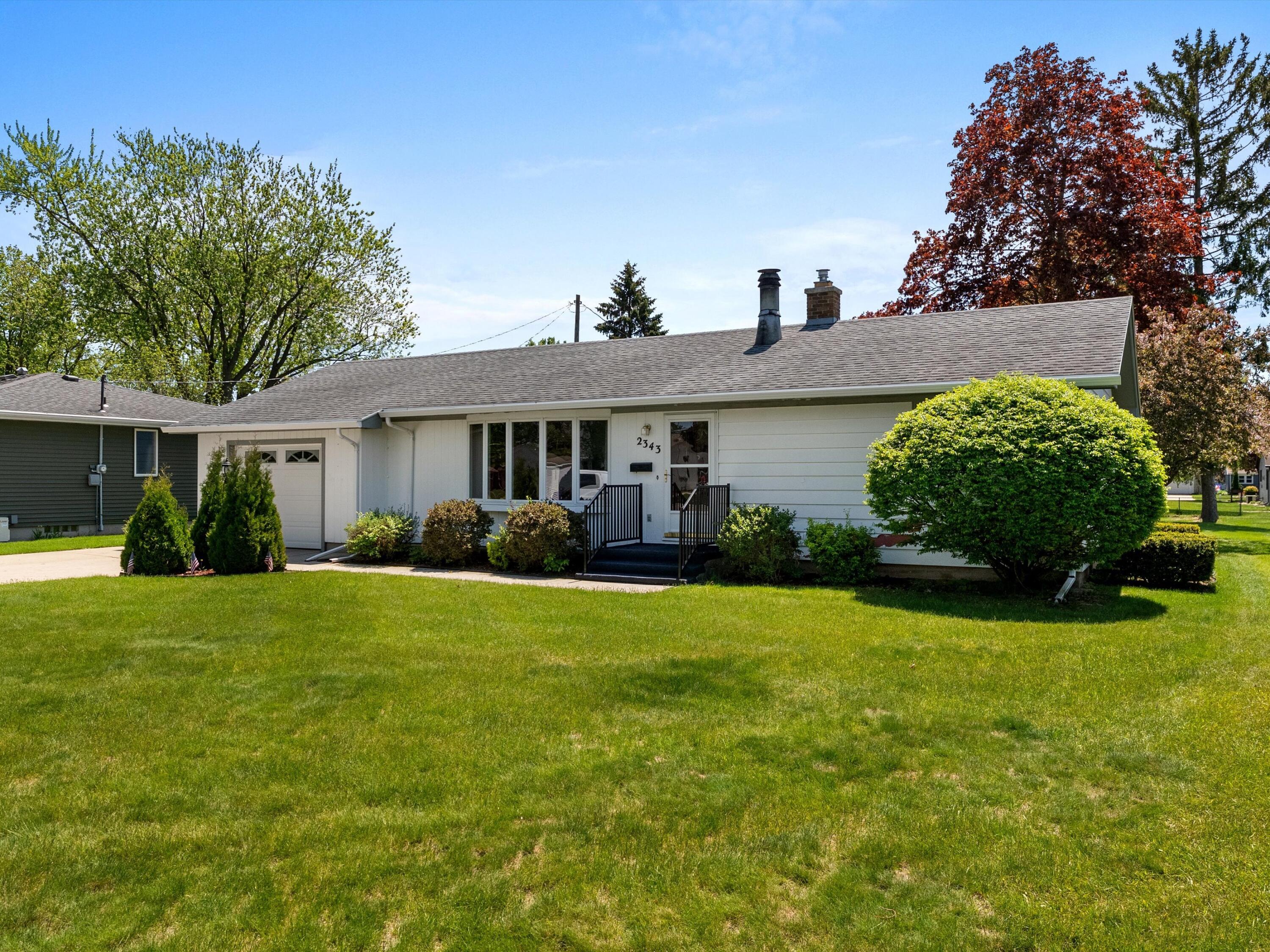 2343 39th Street Two Rivers, WI 54241 - Photo 2 of 33 20-009_3102117_03570