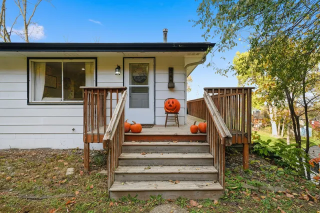 $300,000 | 422 Mill Street East, Cannon Falls, MN 55009