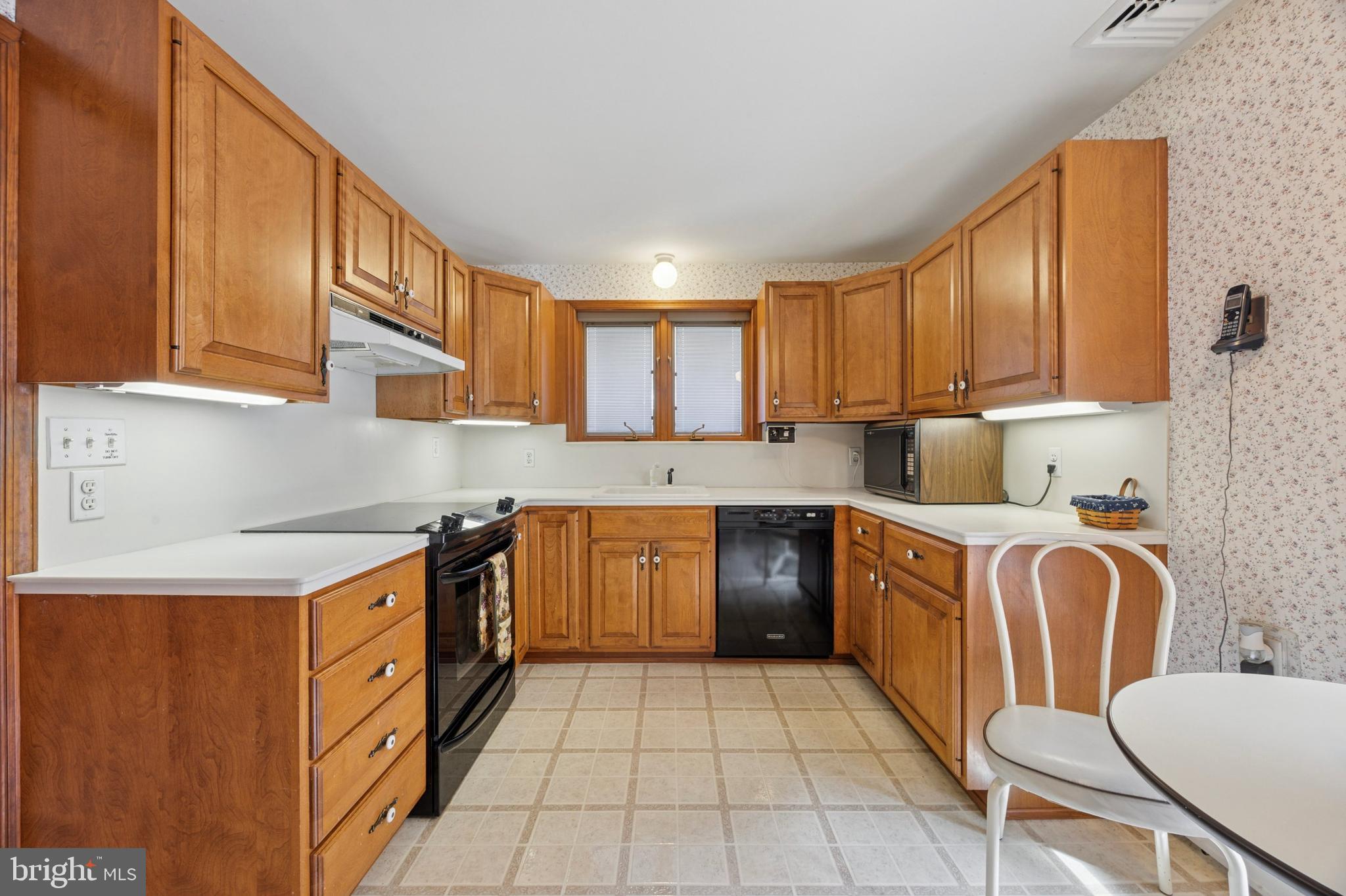 34 Wyncroft Drive Media, PA 19063 - Photo 4 of 34 Newer Built In Glass Top Self Cleaning Range & D/W