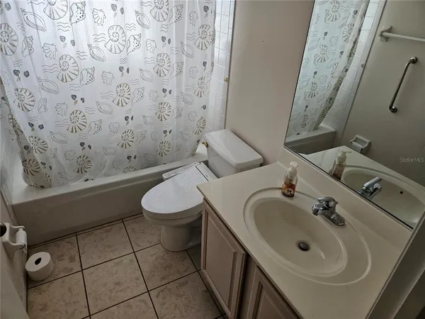 a view of livingroom with furniture and a ceiling fan