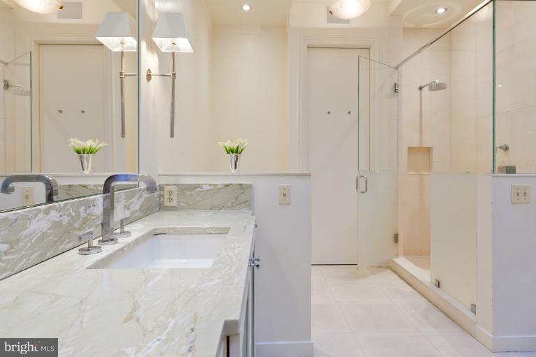 2738 Chain Bridge Road Northwest Washington, DC 20016 - Photo 20 of 22 Bath (Master)