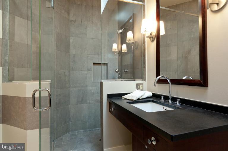 2738 Chain Bridge Road Northwest Washington, DC 20016 - Photo 7 of 22 Bath