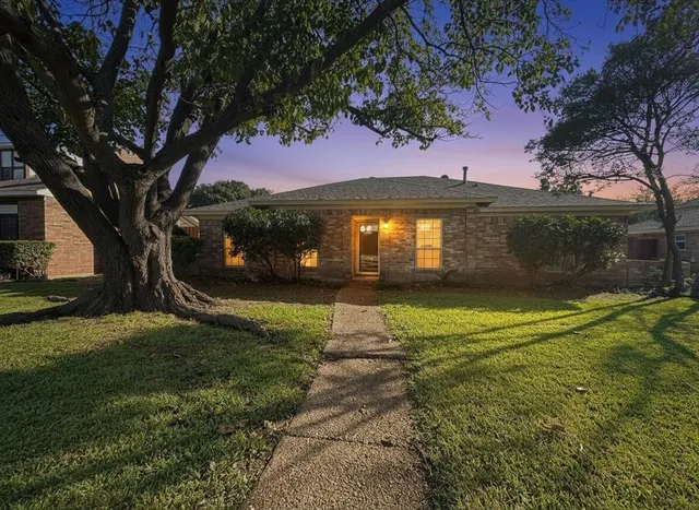 a view of a house with a yard