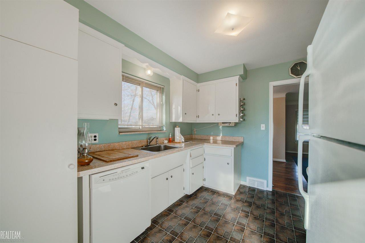 24814 Ridgecroft Avenue Eastpointe, MI 48021 - Photo 4 of 28