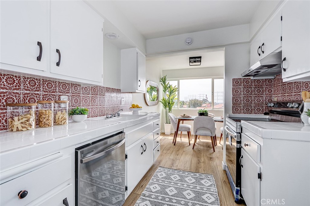 770 West Imperial Avenue, Unit 87 El Segundo, CA 90245 - Photo 8 of 29 a very nice looking room with a large window