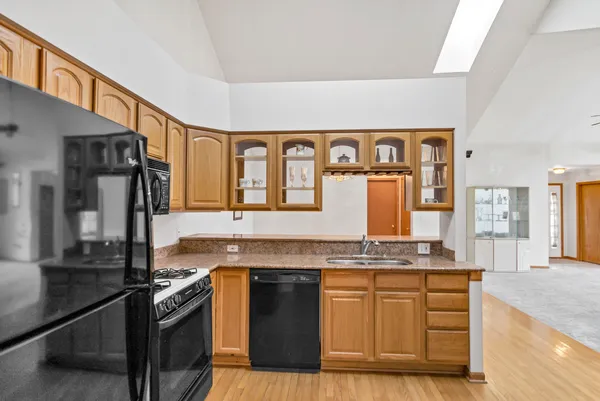 $399,000 | 144 Canterbury Court, Bloomingdale, IL 60108