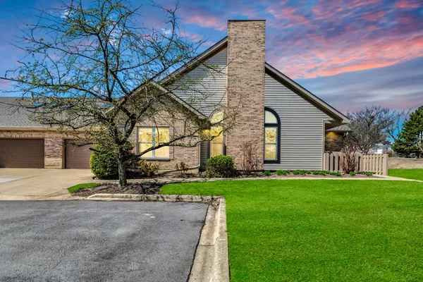 $399,000 | 144 Canterbury Court, Bloomingdale, IL 60108