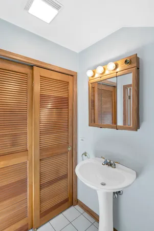 $399,000 | 144 Canterbury Court, Bloomingdale, IL 60108