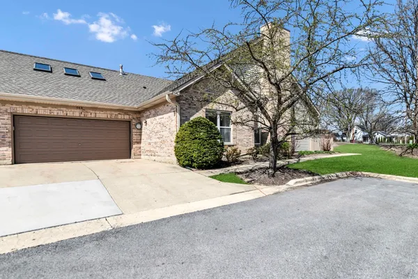 $399,000 | 144 Canterbury Court, Bloomingdale, IL 60108