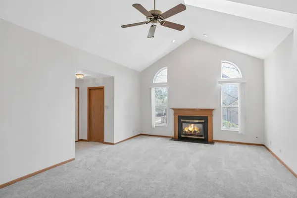 $399,000 | 144 Canterbury Court, Bloomingdale, IL 60108