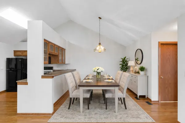 $399,000 | 144 Canterbury Court, Bloomingdale, IL 60108