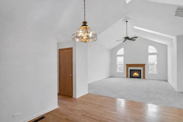 $399,000 | 144 Canterbury Court, Bloomingdale, IL 60108