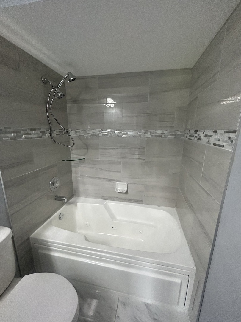 32-w320 Montgomery Road Aurora, IL 60504 - Photo 19 of 37 a bathroom with a bathtub and toilet