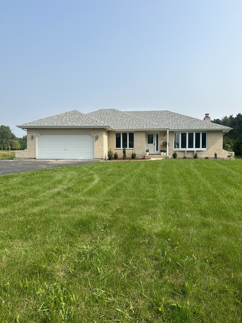 32-w320 Montgomery Road Aurora, IL 60504 - Photo 2 of 37 a front view of a house with a garden