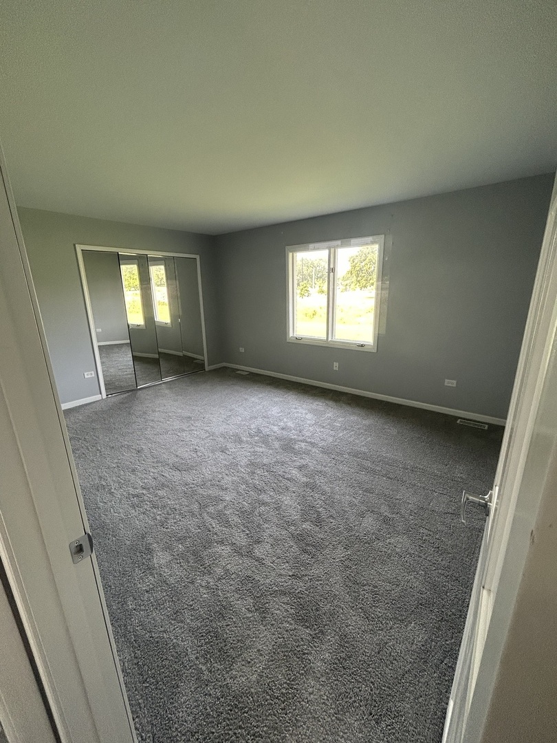 32-w320 Montgomery Road Aurora, IL 60504 - Photo 21 of 37 an empty room with a window and doors