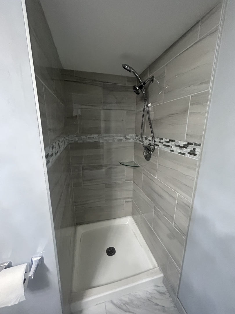 32-w320 Montgomery Road Aurora, IL 60504 - Photo 25 of 37 a bathroom with a tub