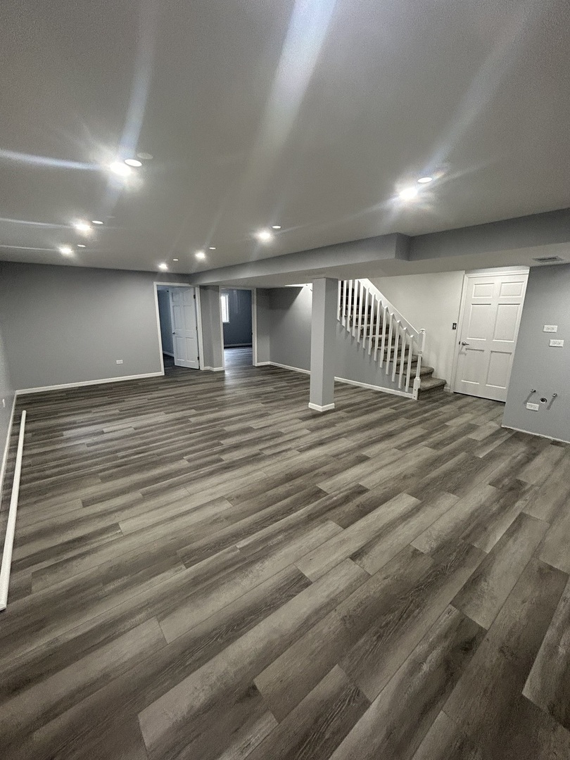 32-w320 Montgomery Road Aurora, IL 60504 - Photo 30 of 37 a view of an empty room with stairs
